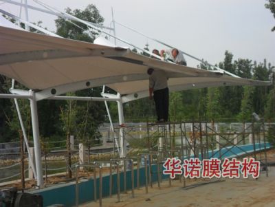 張莊水庫(kù)車(chē)棚安裝中
